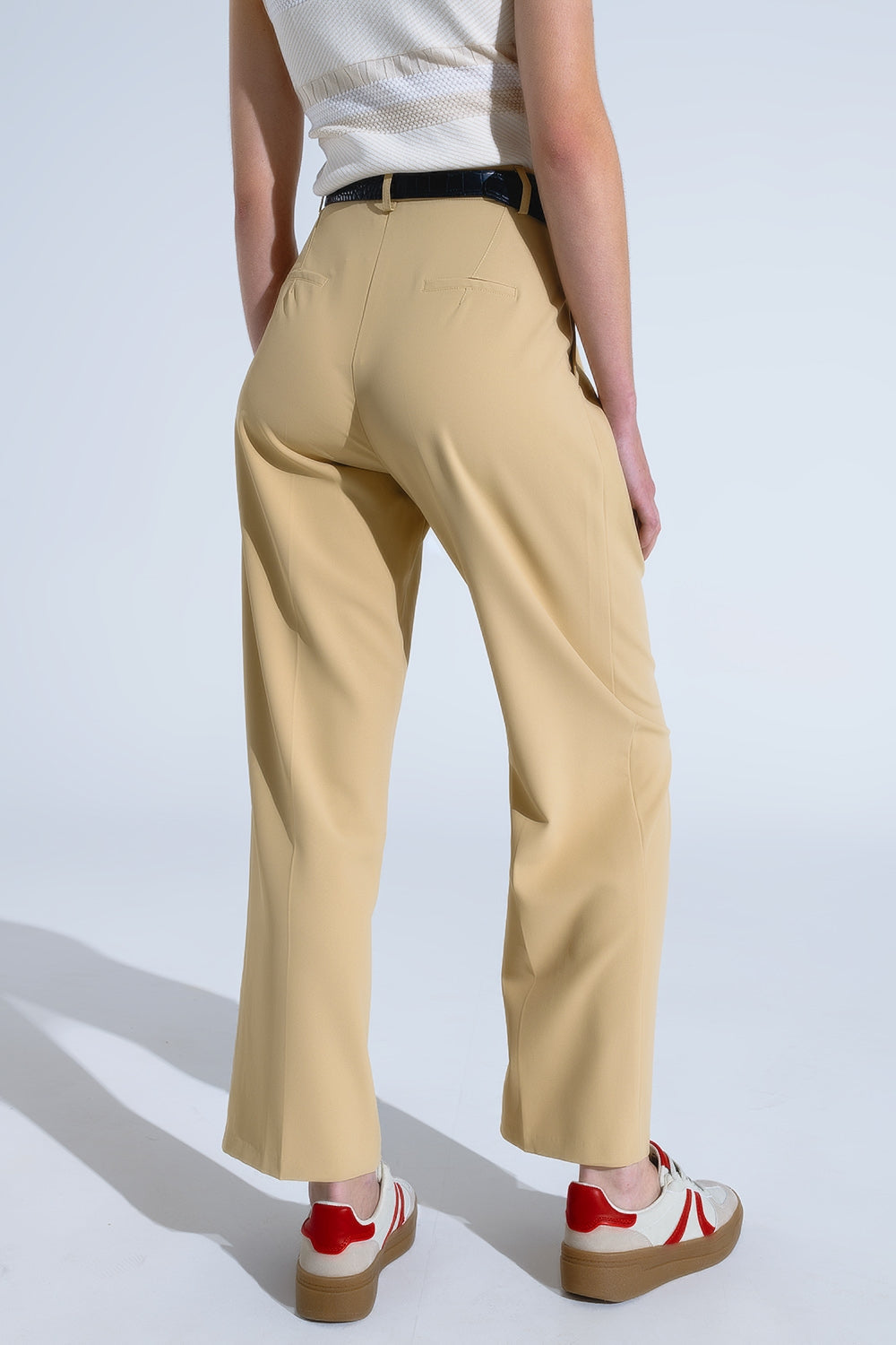Pantalón recto con bolsillos laterales y pinzas en Beige Q2