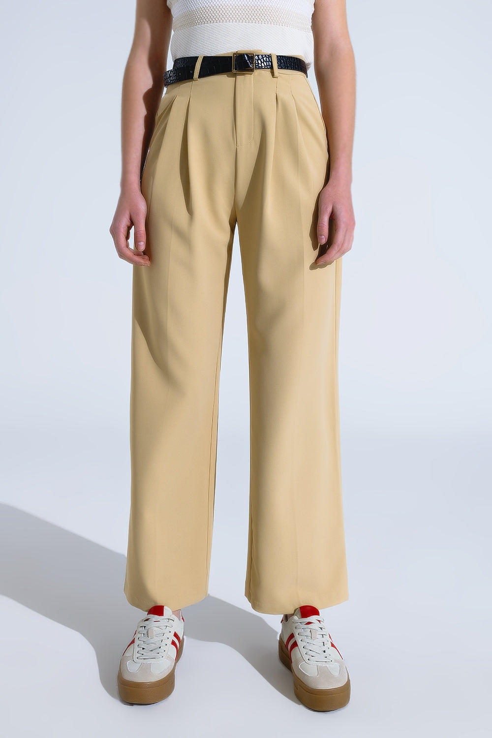 Q2 Pantalón recto con bolsillos laterales y pinzas en Beige