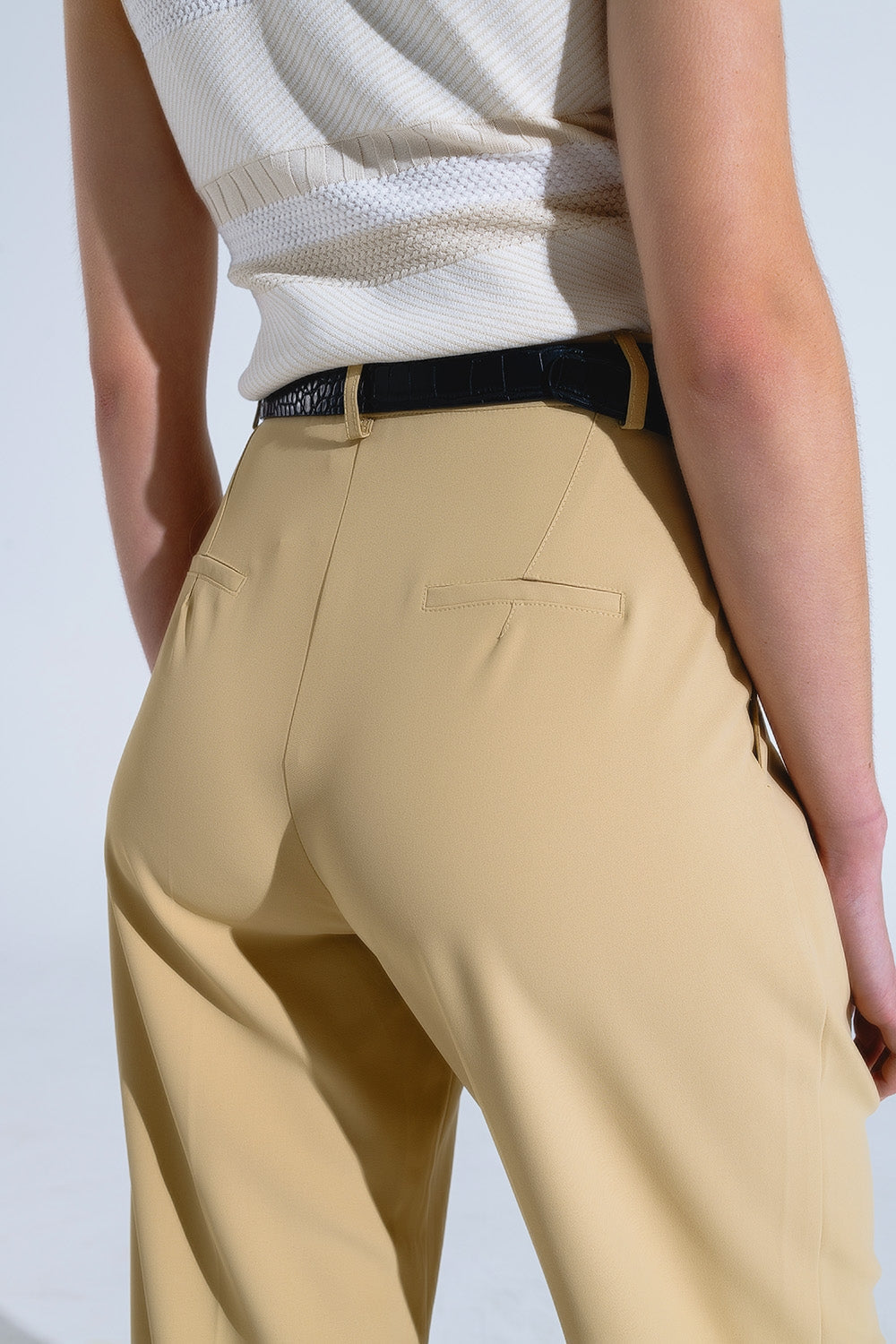 Pantalón recto con bolsillos laterales y pinzas en Beige Q2
