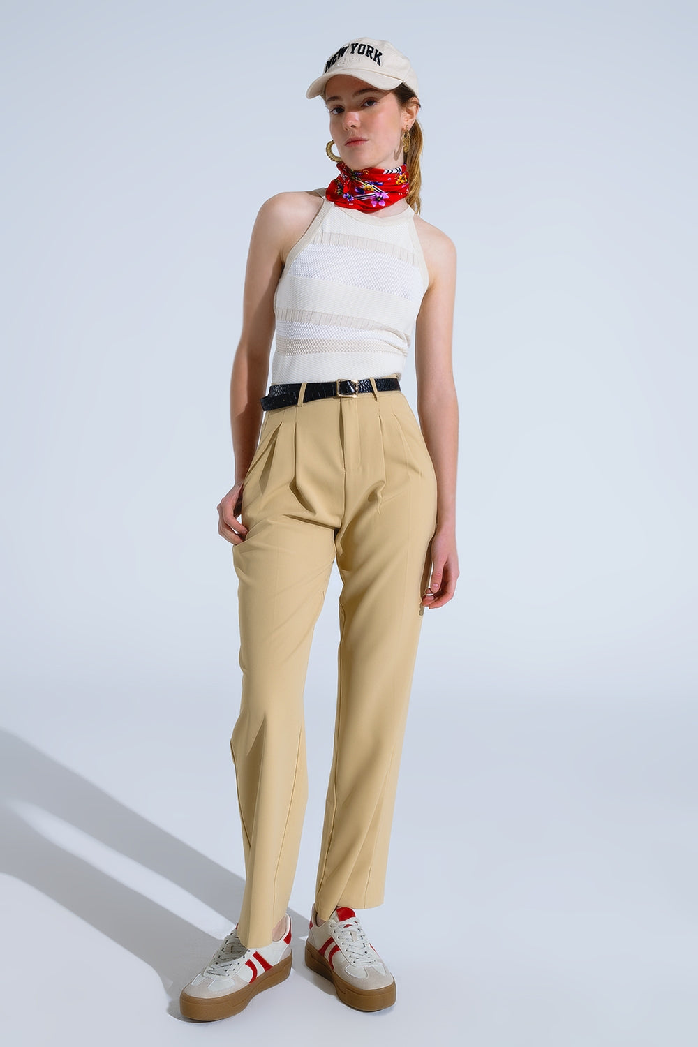 Pantalón recto con bolsillos laterales y pinzas en Beige Q2