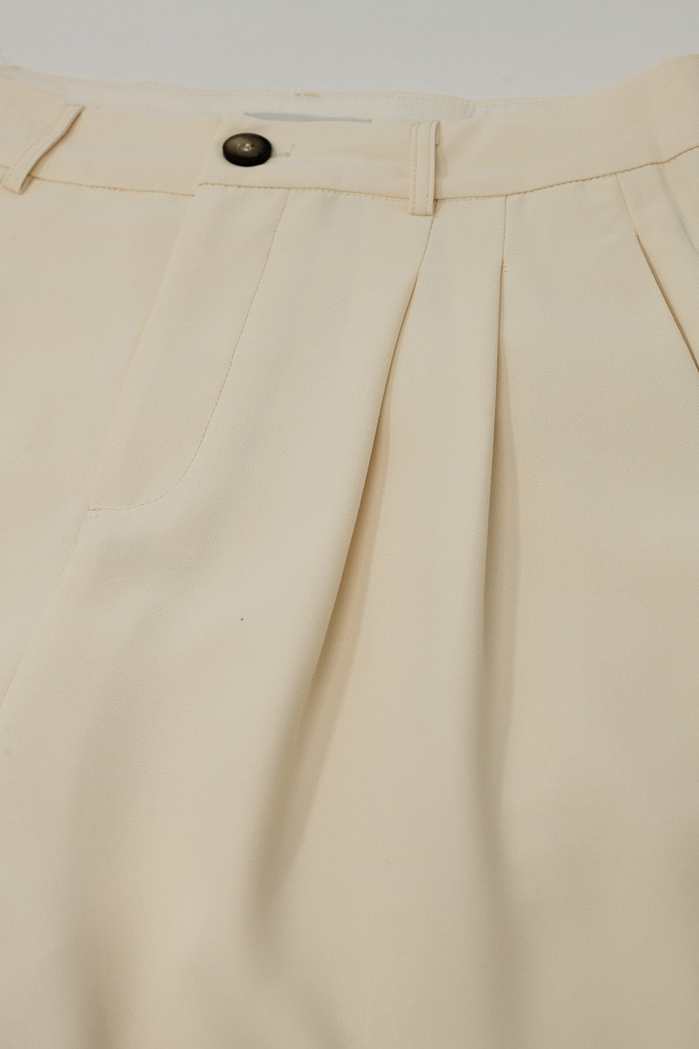 Pantalón recto con bolsillos laterales y pinzas en color crema Q2