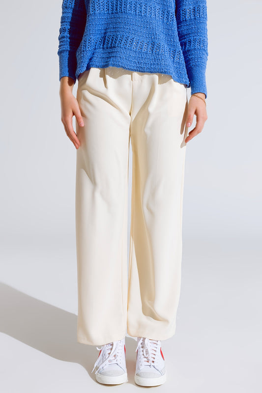 Q2 Pantalón recto con bolsillos laterales y pinzas en color crema