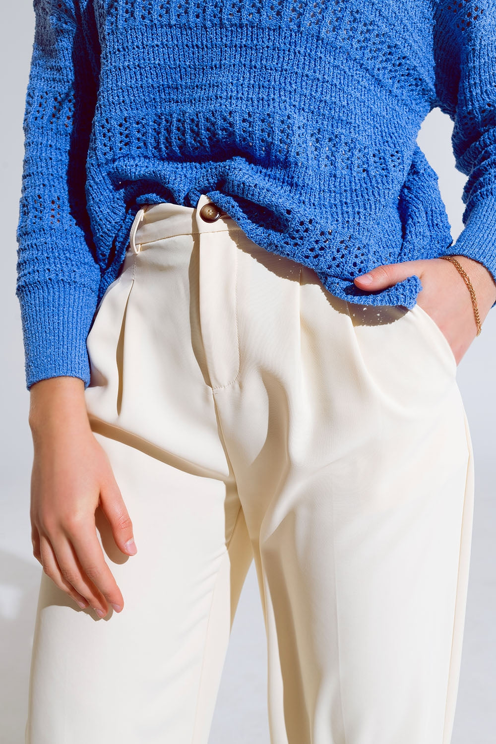 Pantalón recto con bolsillos laterales y pinzas en color crema Q2