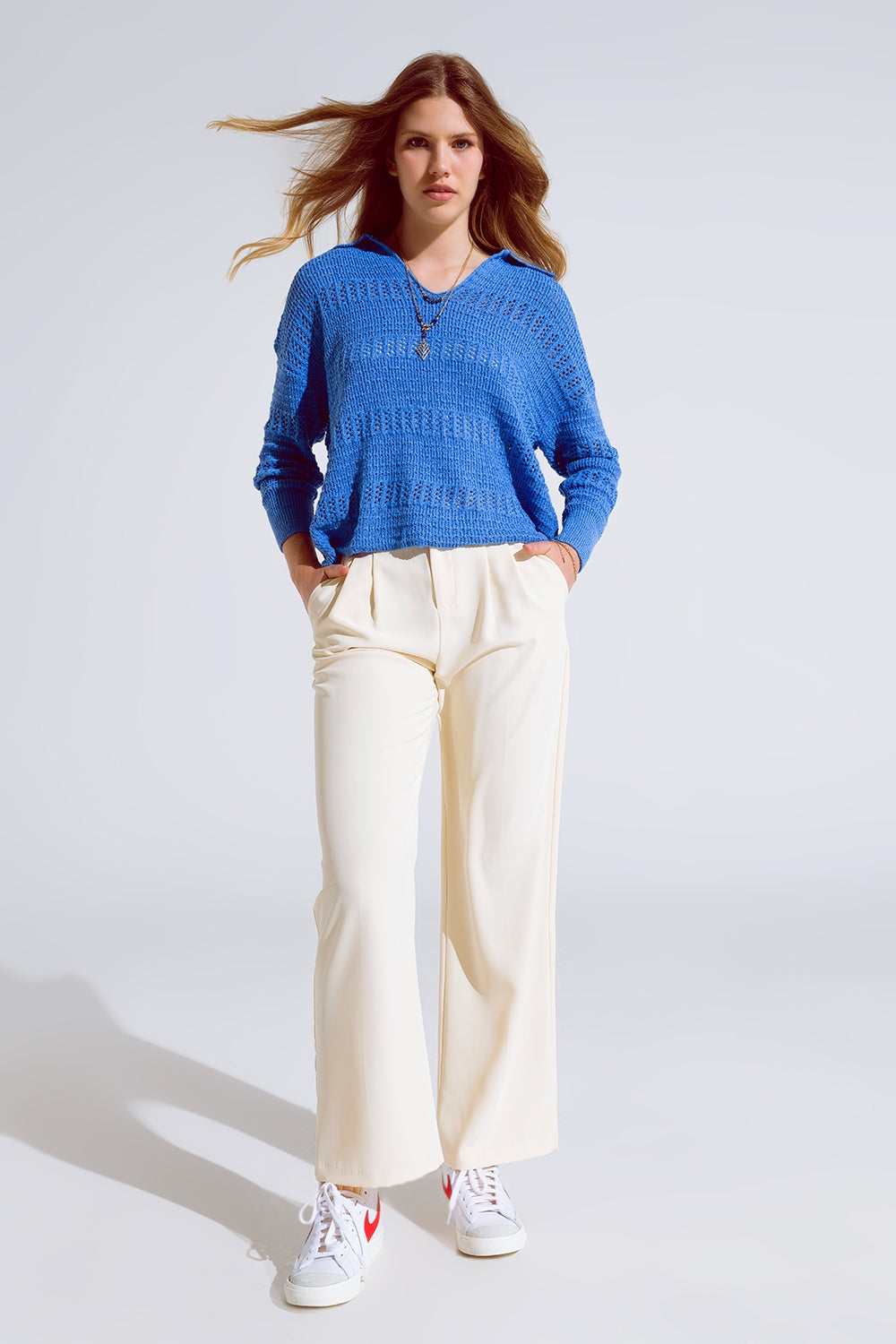 Pantalón recto con bolsillos laterales y pinzas en color crema Q2