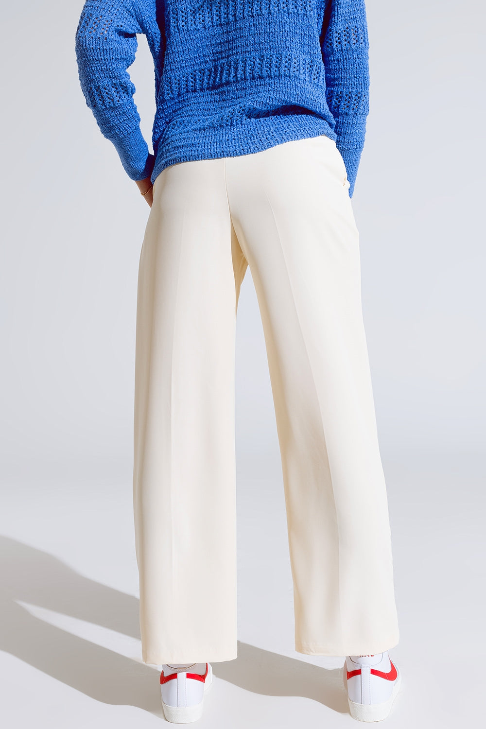 Pantalón recto con bolsillos laterales y pinzas en color crema Q2
