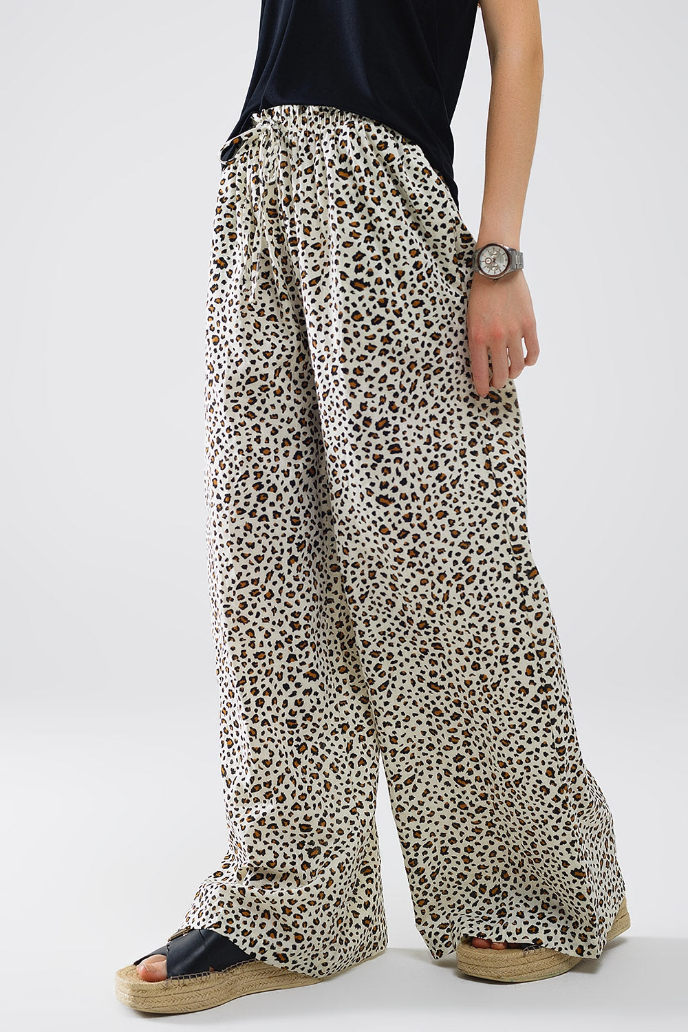 Pantalón recto con cintura elástica y estampado de leopardo Q2