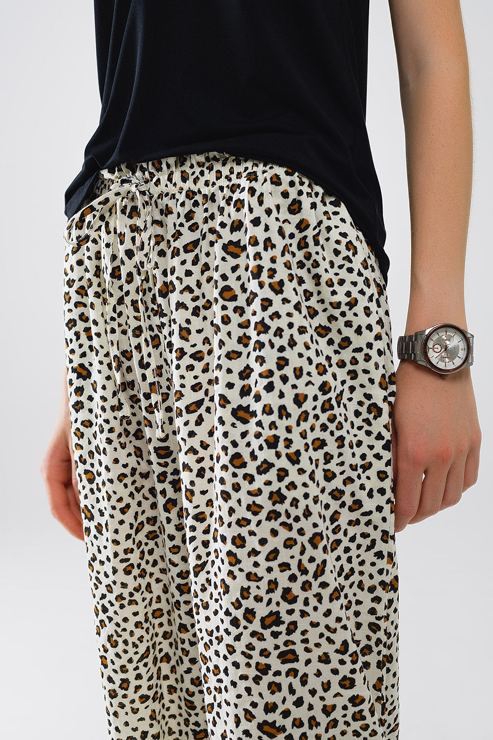 Pantalón recto con cintura elástica y estampado de leopardo Q2