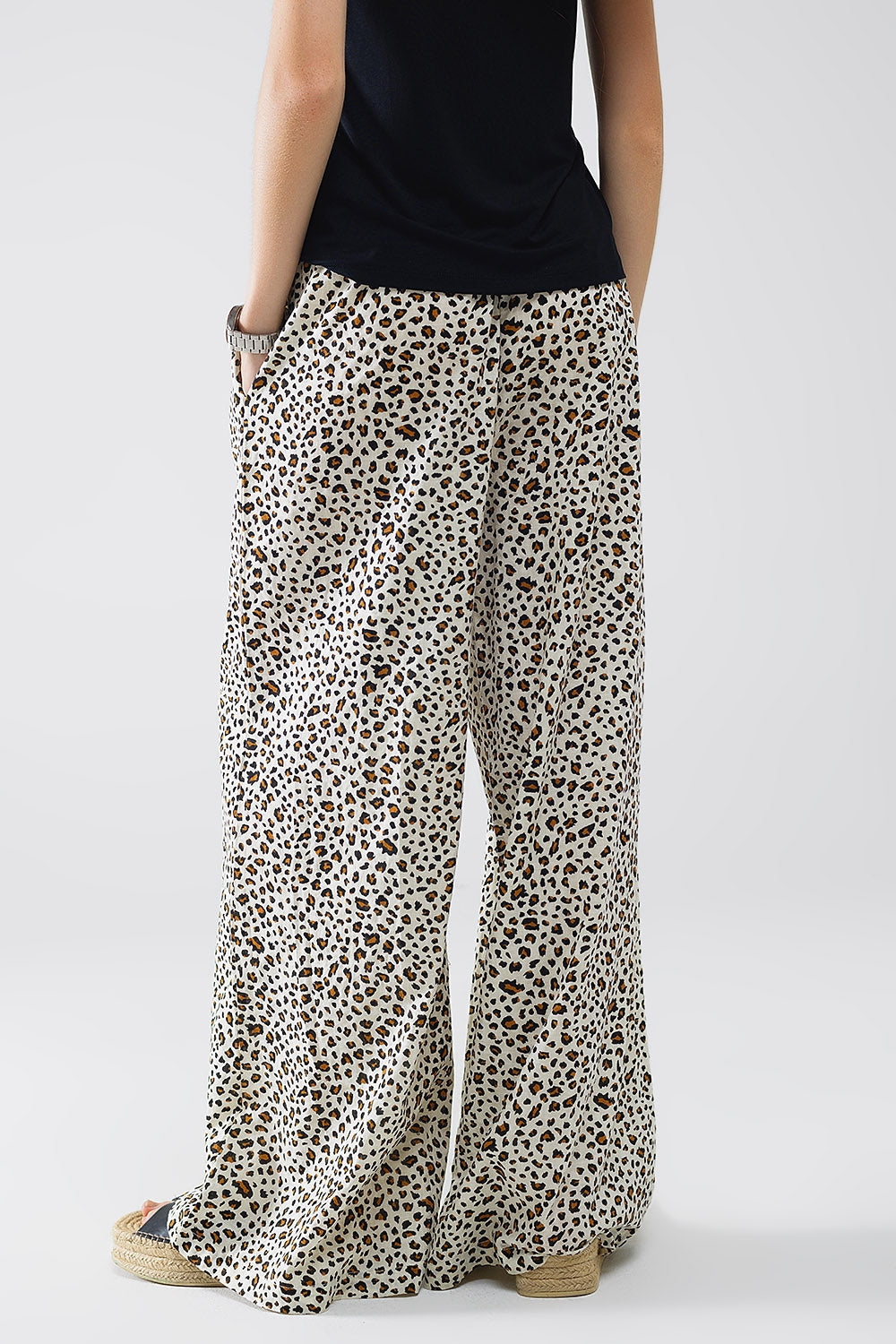 Pantalón recto con cintura elástica y estampado de leopardo Q2