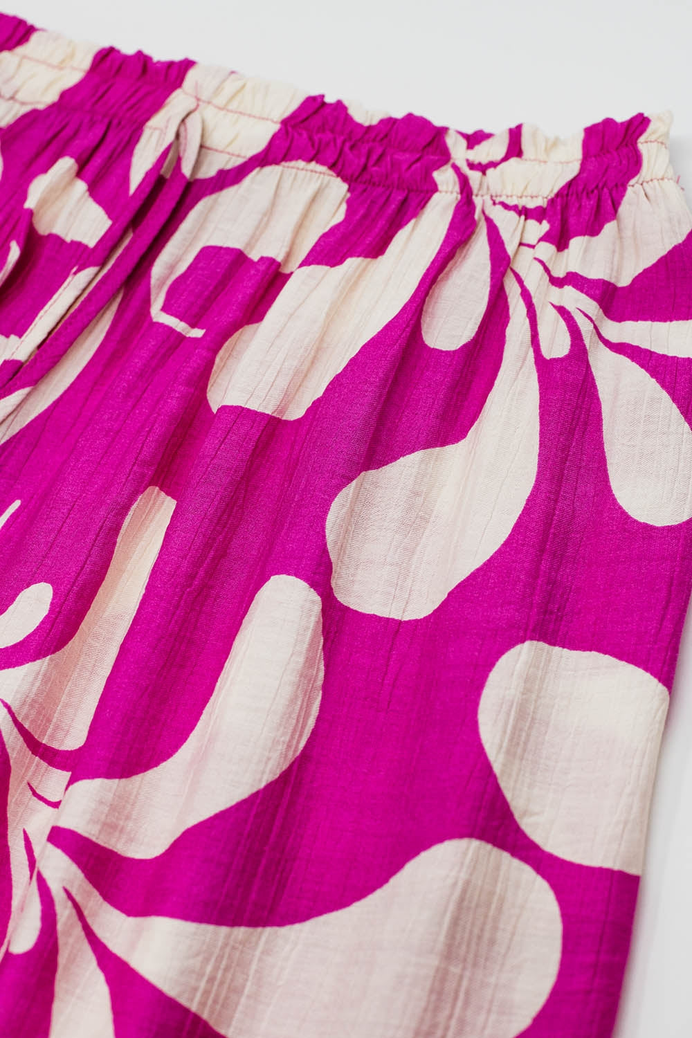 Pantalón recto con cintura elástica y estampado floral fucsia Q2