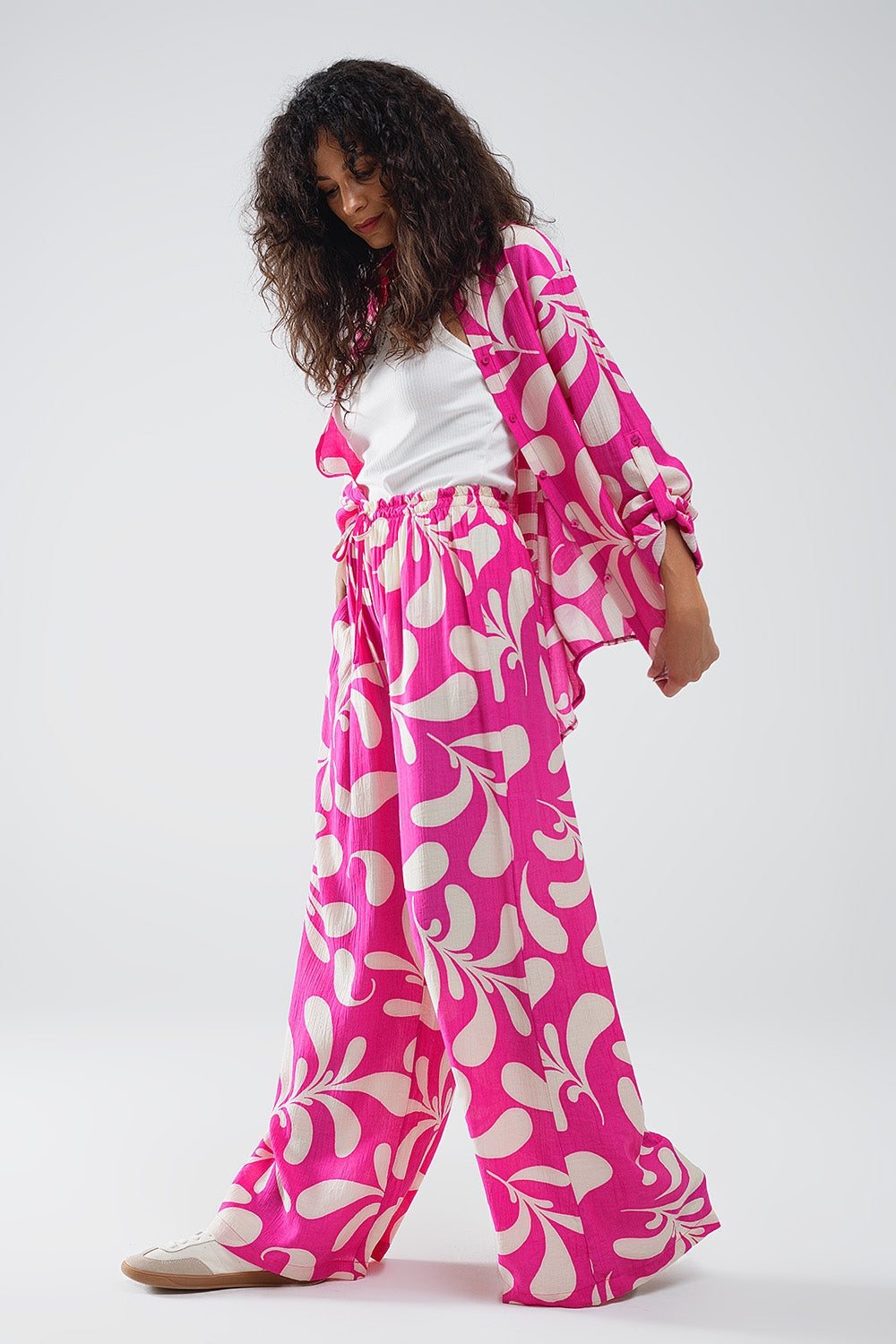 Pantalón recto con cintura elástica y estampado floral fucsia Q2