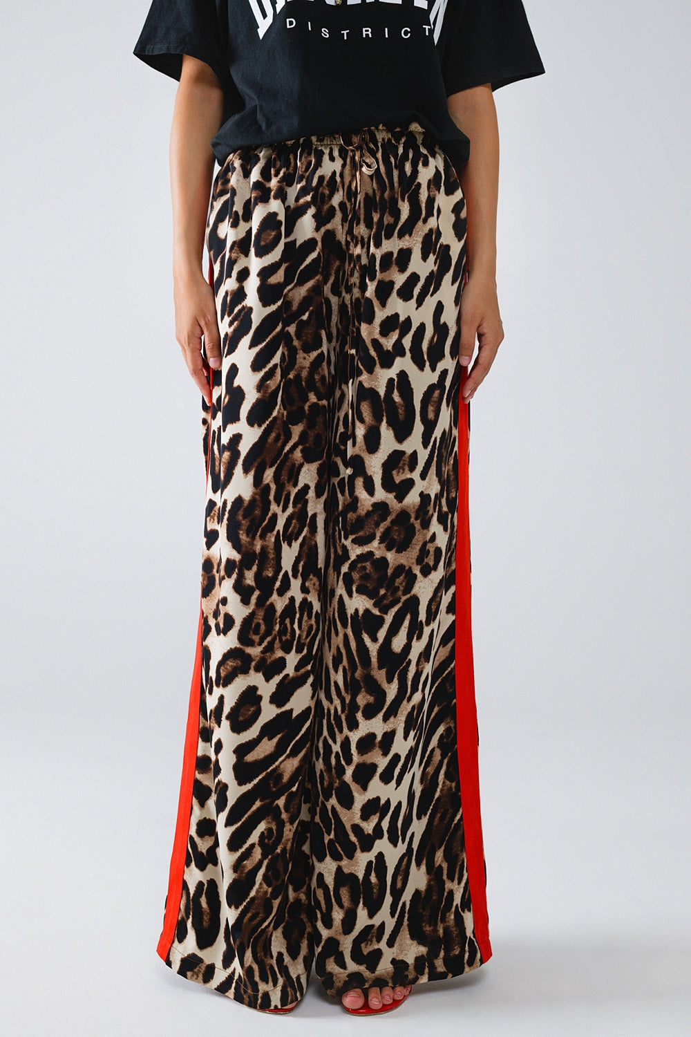 Pantalón recto de leopardo con rayas rojas laterales Q2
