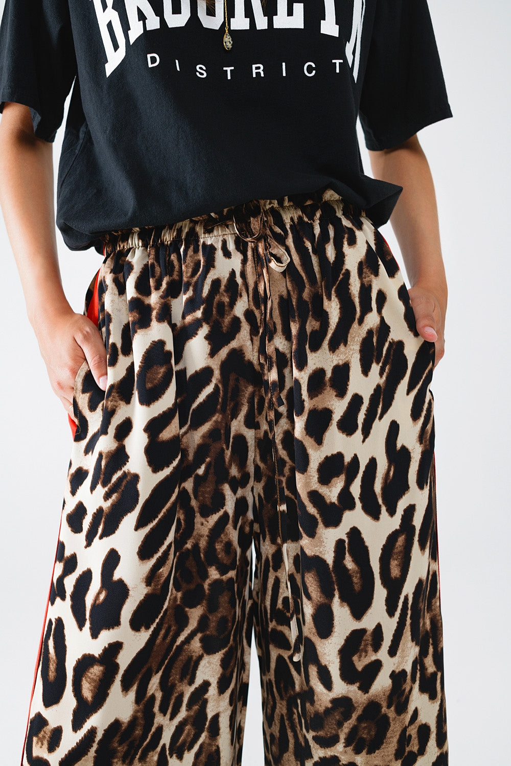 Pantalón recto de leopardo con rayas rojas laterales Q2