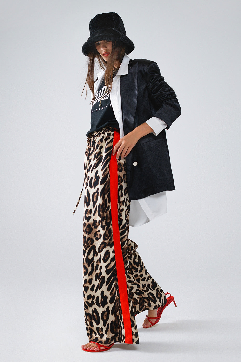 Pantalón recto de leopardo con rayas rojas laterales Q2