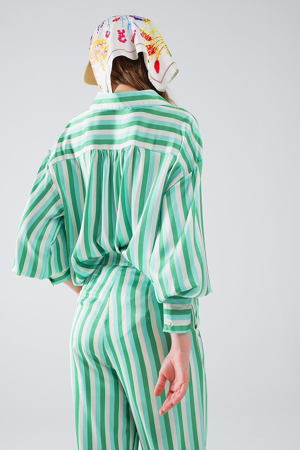 Pantalón recto de rayas verticales en verde de raso Q2