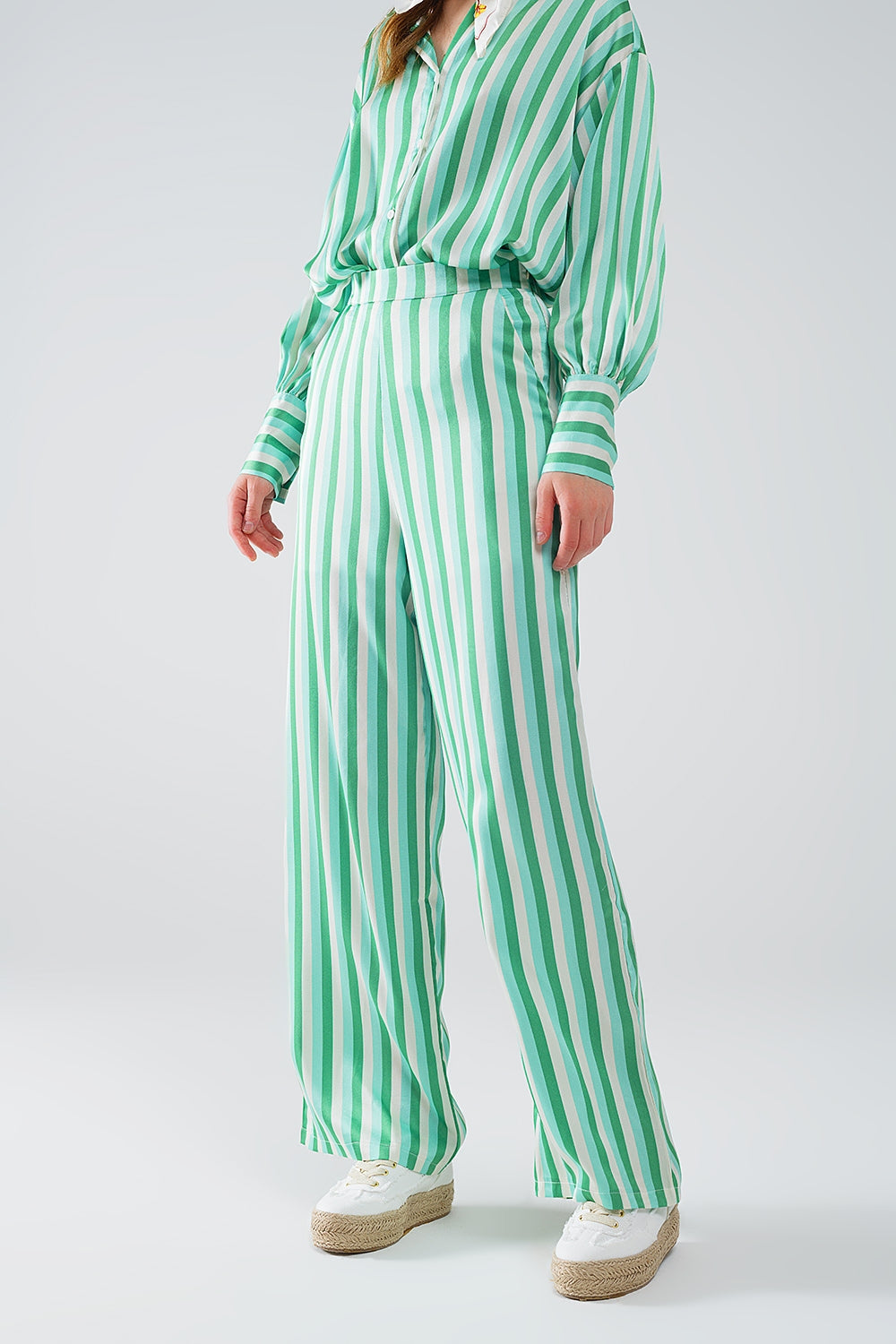 Pantalón recto de rayas verticales en verde de raso Q2