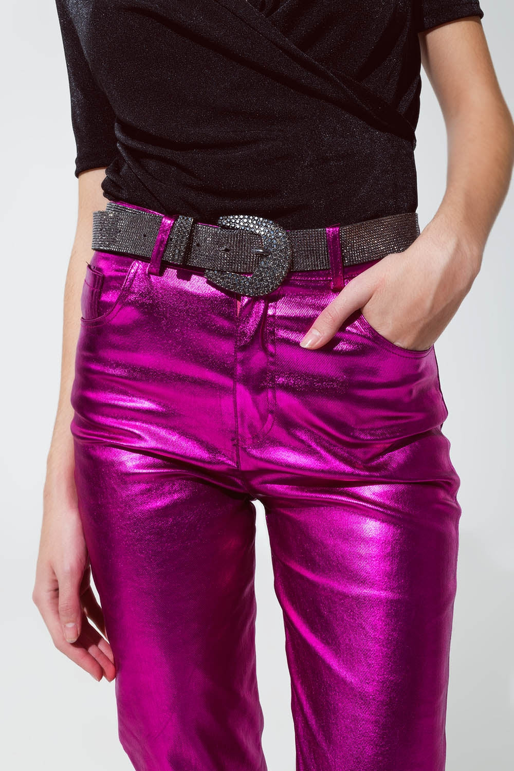 Pantalón recto metalizado en fucsia Q2