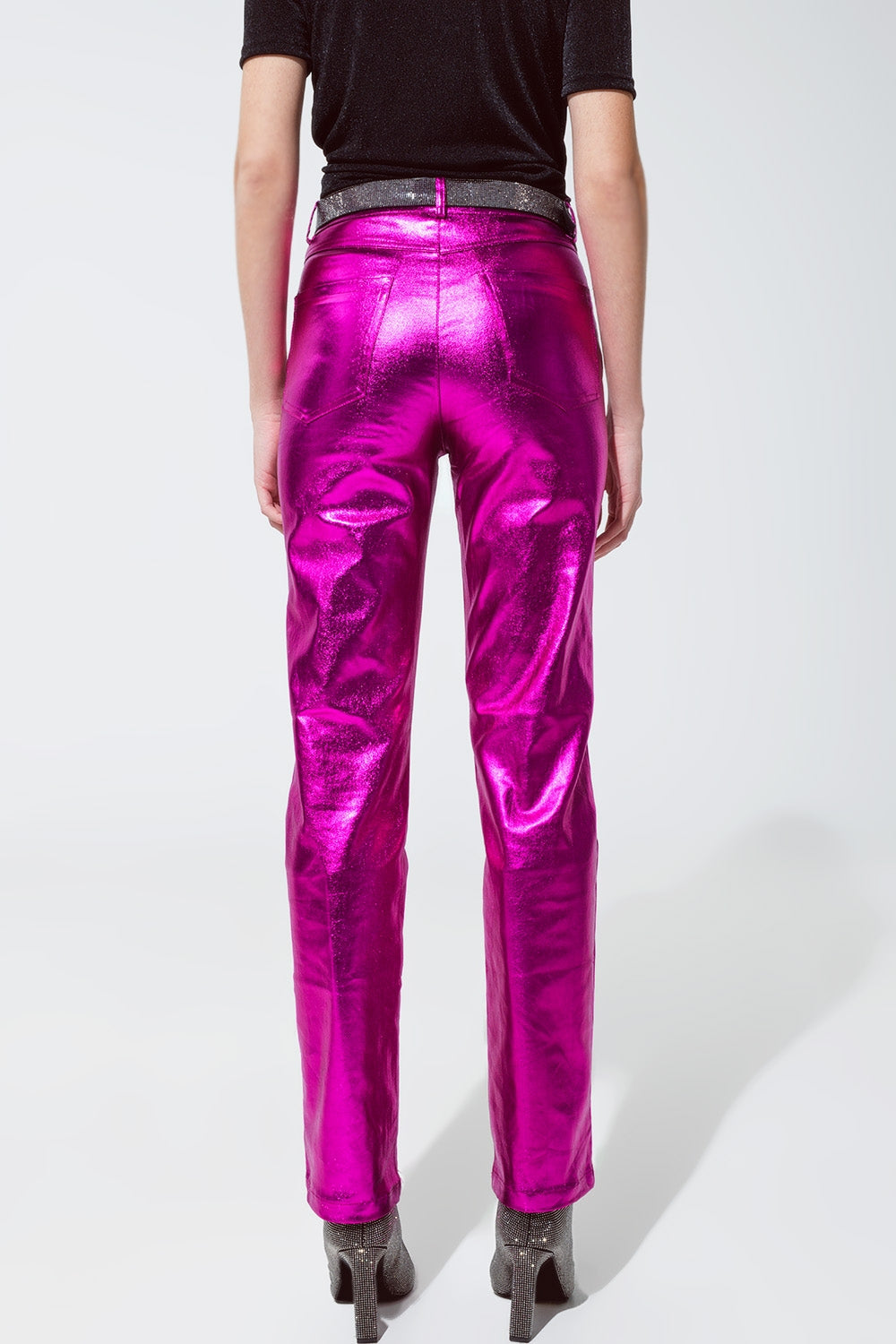 Pantalón recto metalizado en fucsia Q2