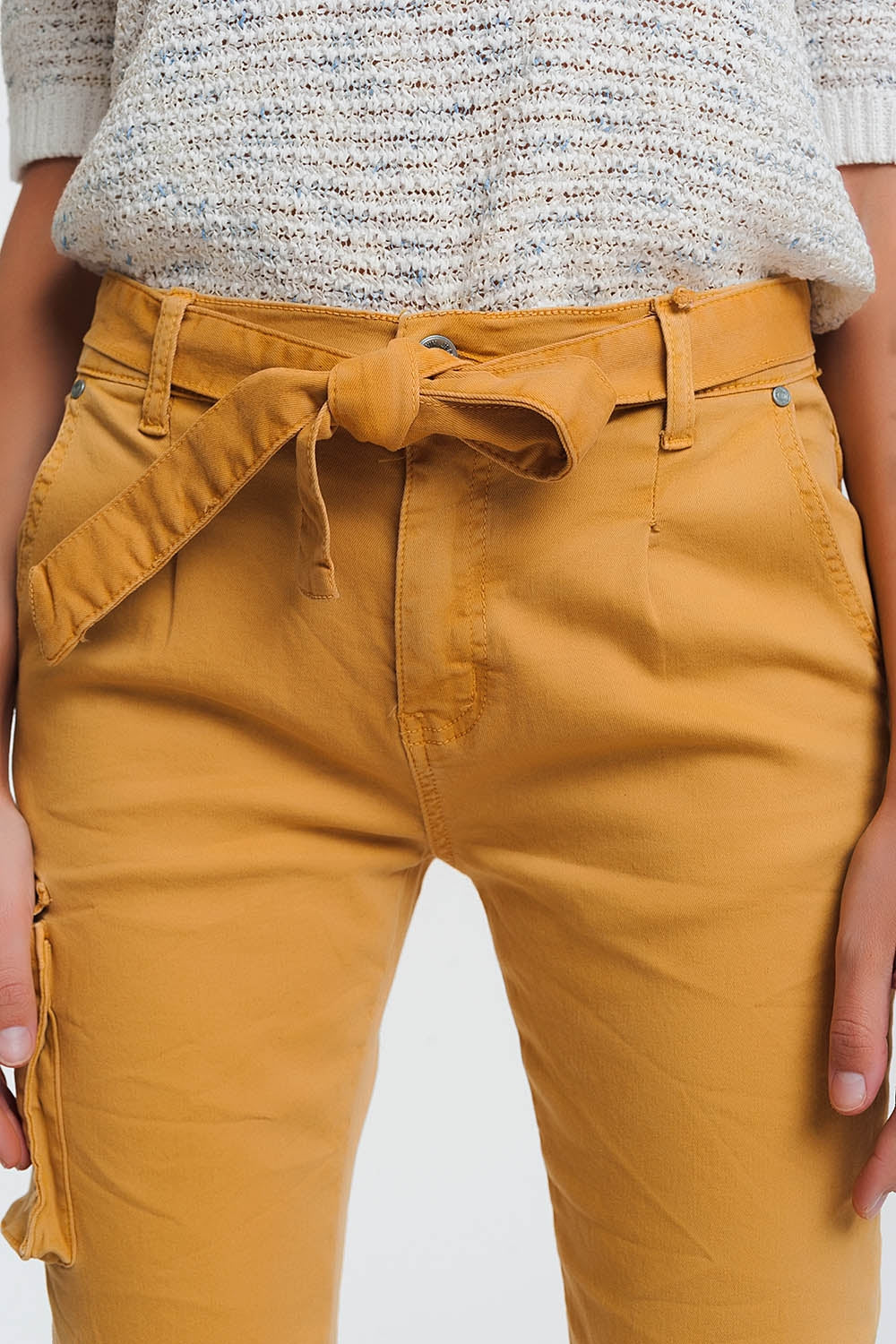 Pantalon recto mostaza con bolsillos y cinturon Q2