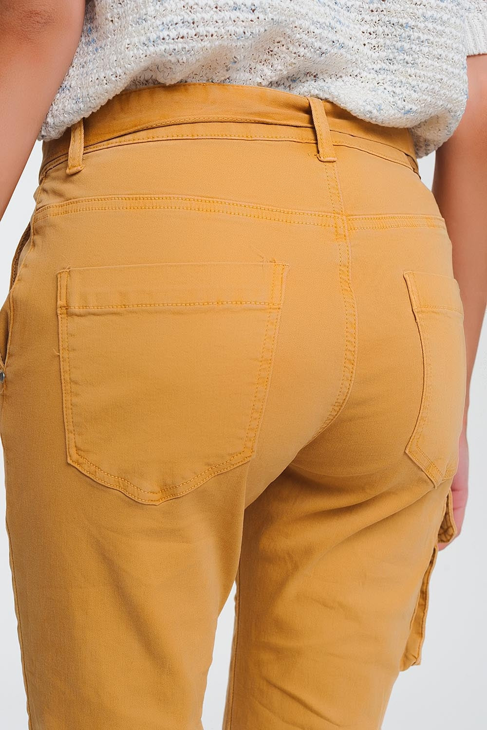 Pantalon recto mostaza con bolsillos y cinturon Q2