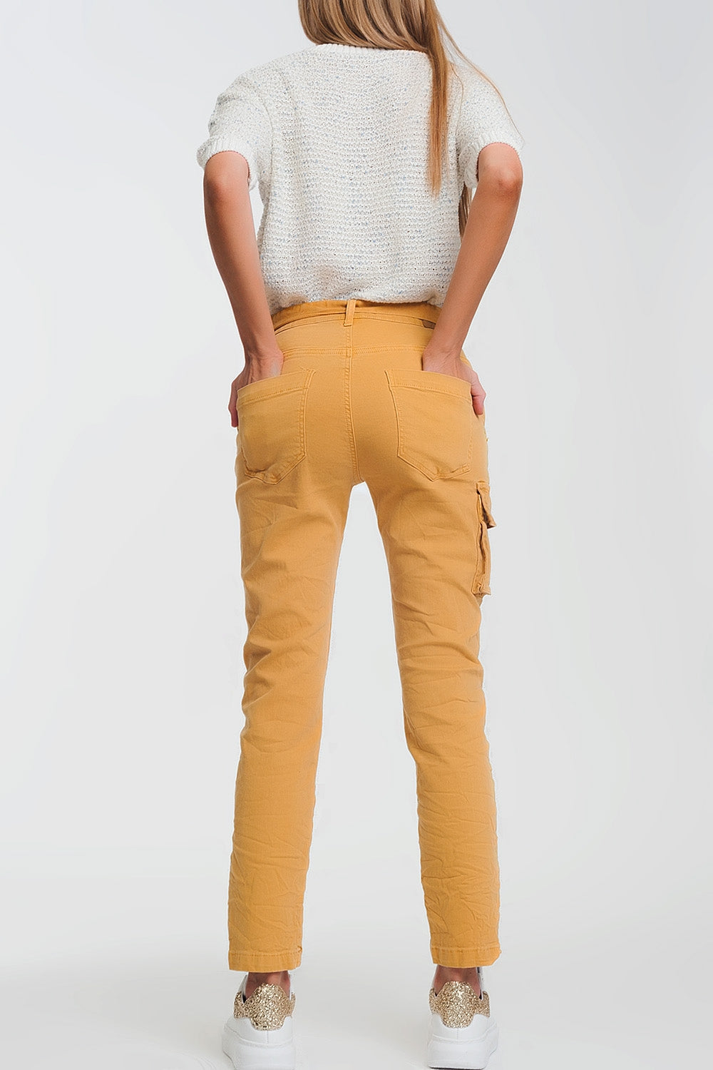 Pantalon recto mostaza con bolsillos y cinturon Q2
