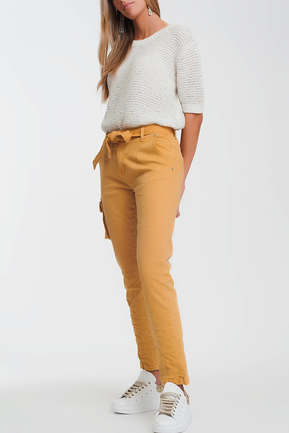 Pantalon recto mostaza con bolsillos y cinturon Q2