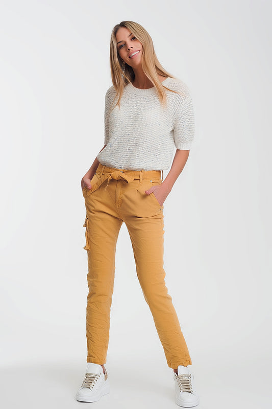Q2 Pantalon recto mostaza con bolsillos y cinturon