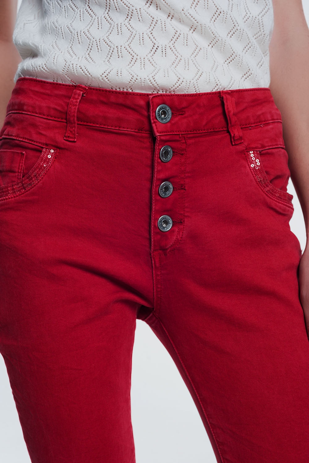 Pantalon rojo boyfriend con detalles en bolsillo de lentejuelas Q2