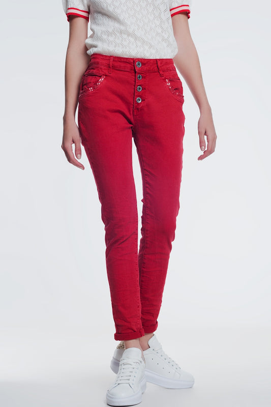 Q2 Pantalon rojo boyfriend con detalles en bolsillo de lentejuelas
