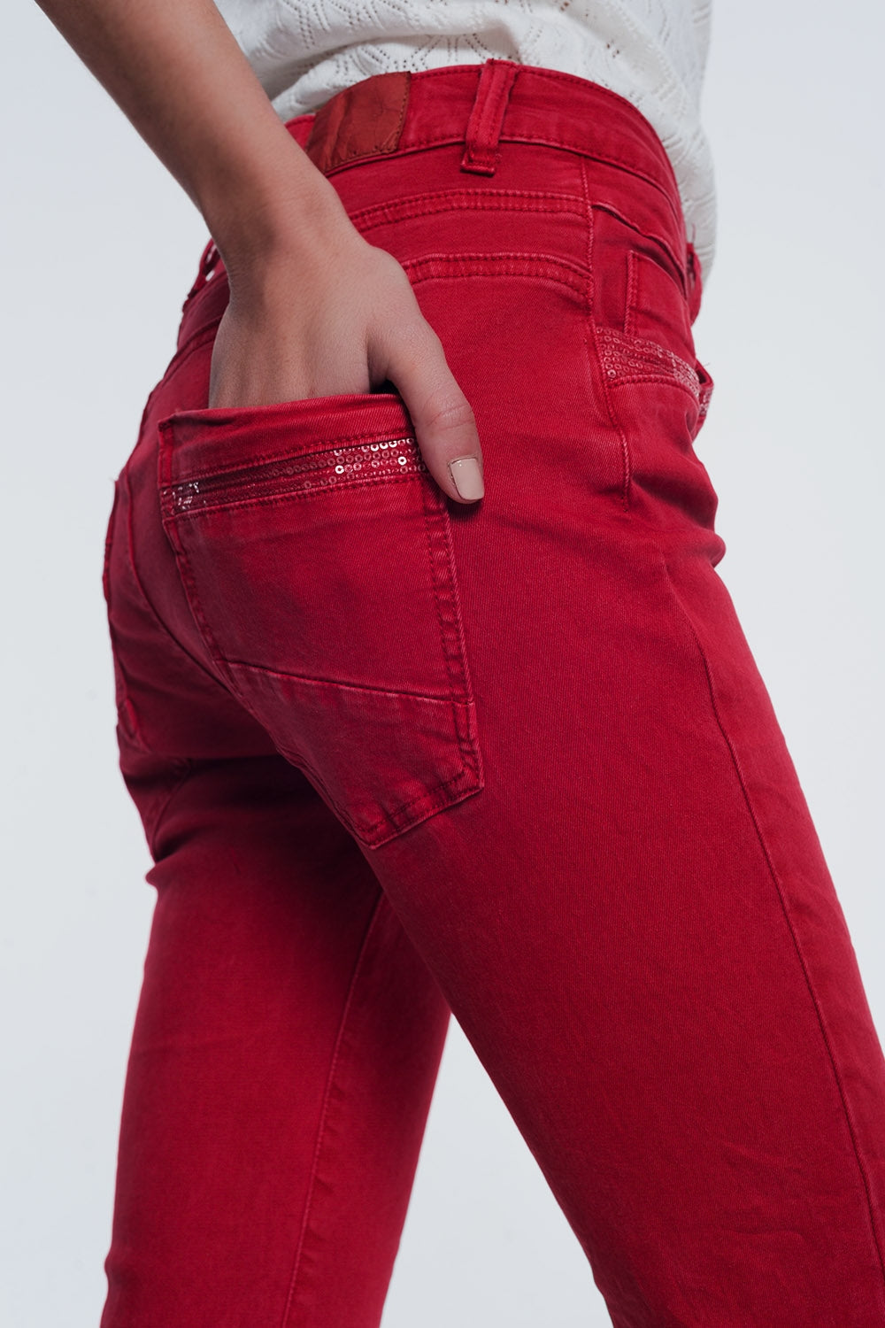 Pantalon rojo boyfriend con detalles en bolsillo de lentejuelas Q2