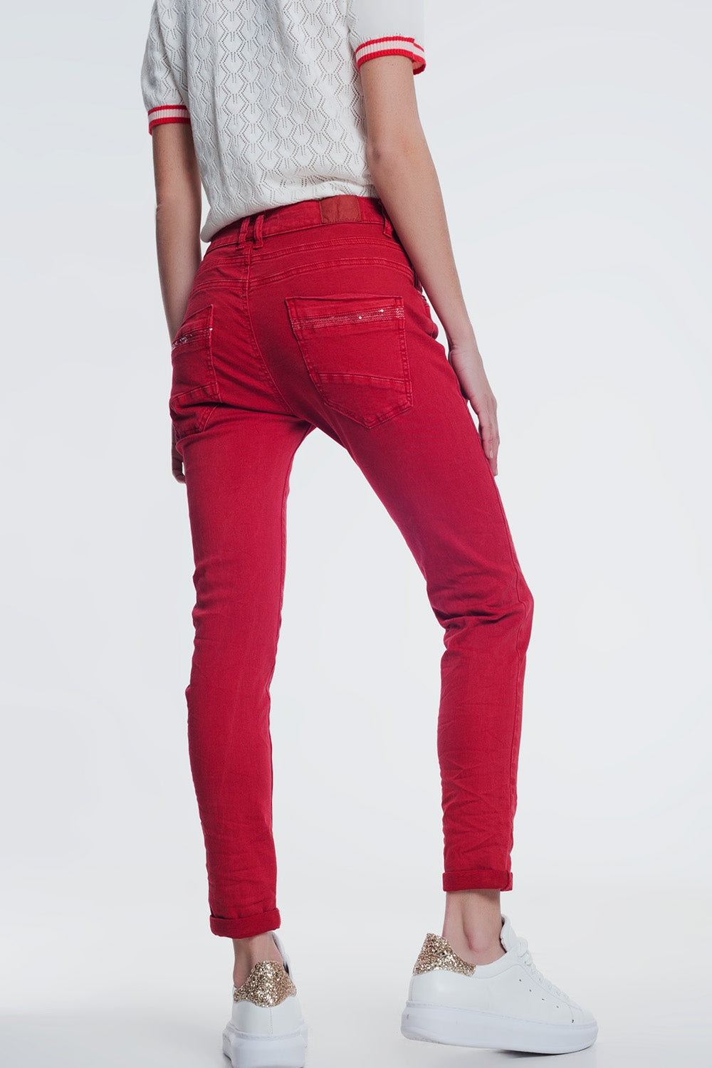 Pantalon rojo boyfriend con detalles en bolsillo de lentejuelas Q2