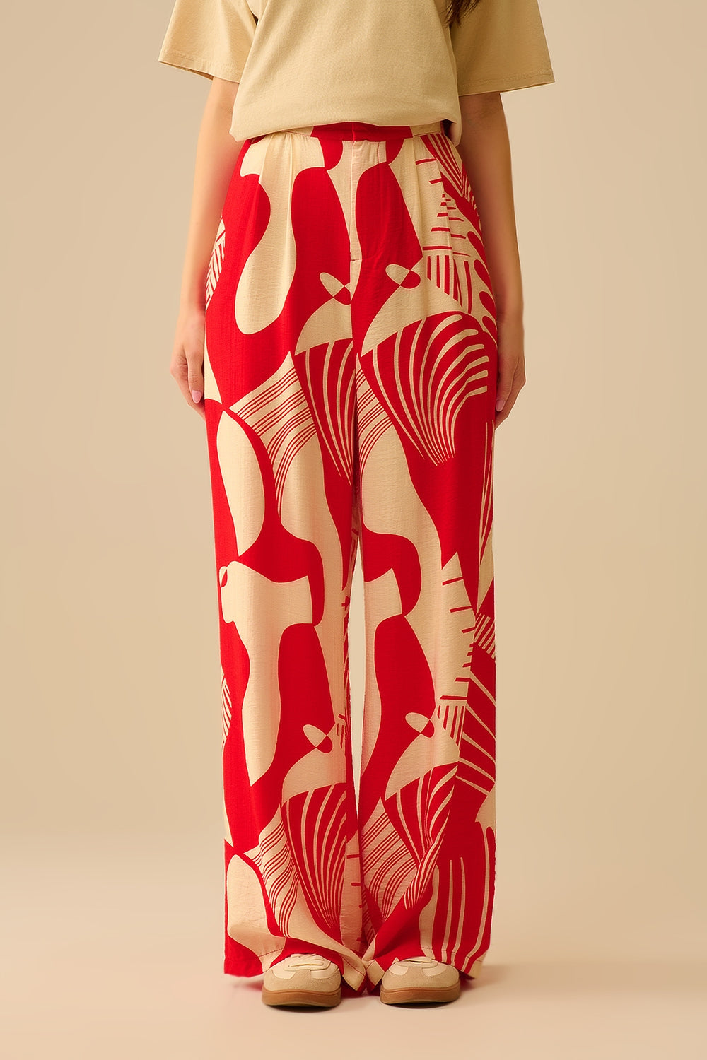 Q2 Pantalón rojo de pata ancha con estampado abstracto