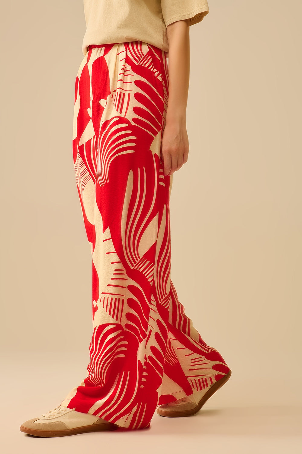 Pantalón rojo de pata ancha con estampado abstracto Q2