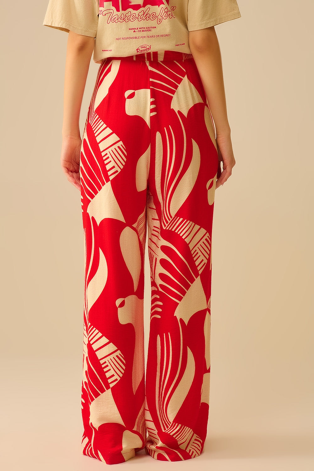 Pantalón rojo de pata ancha con estampado abstracto Q2