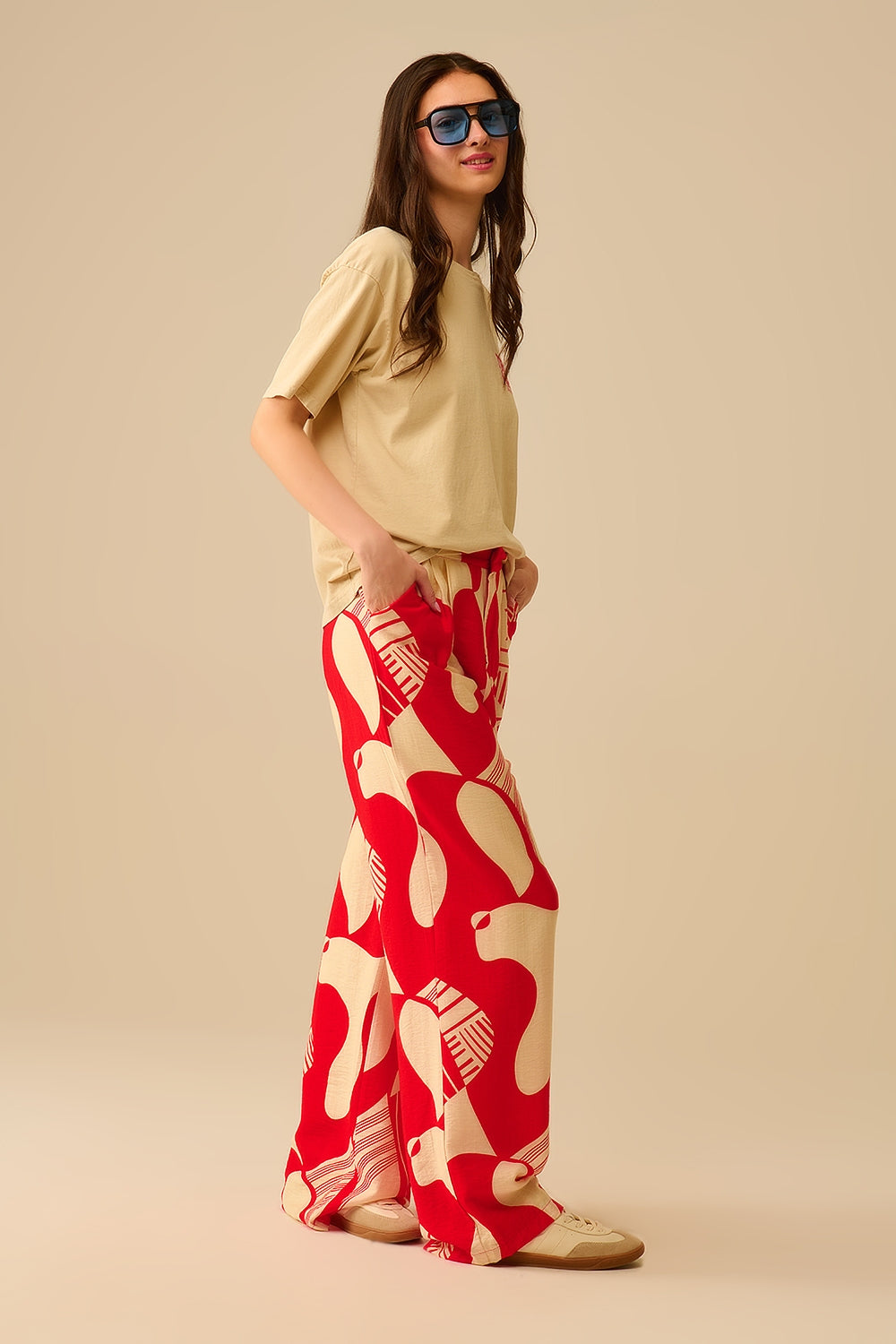 Pantalón rojo de pata ancha con estampado abstracto Q2