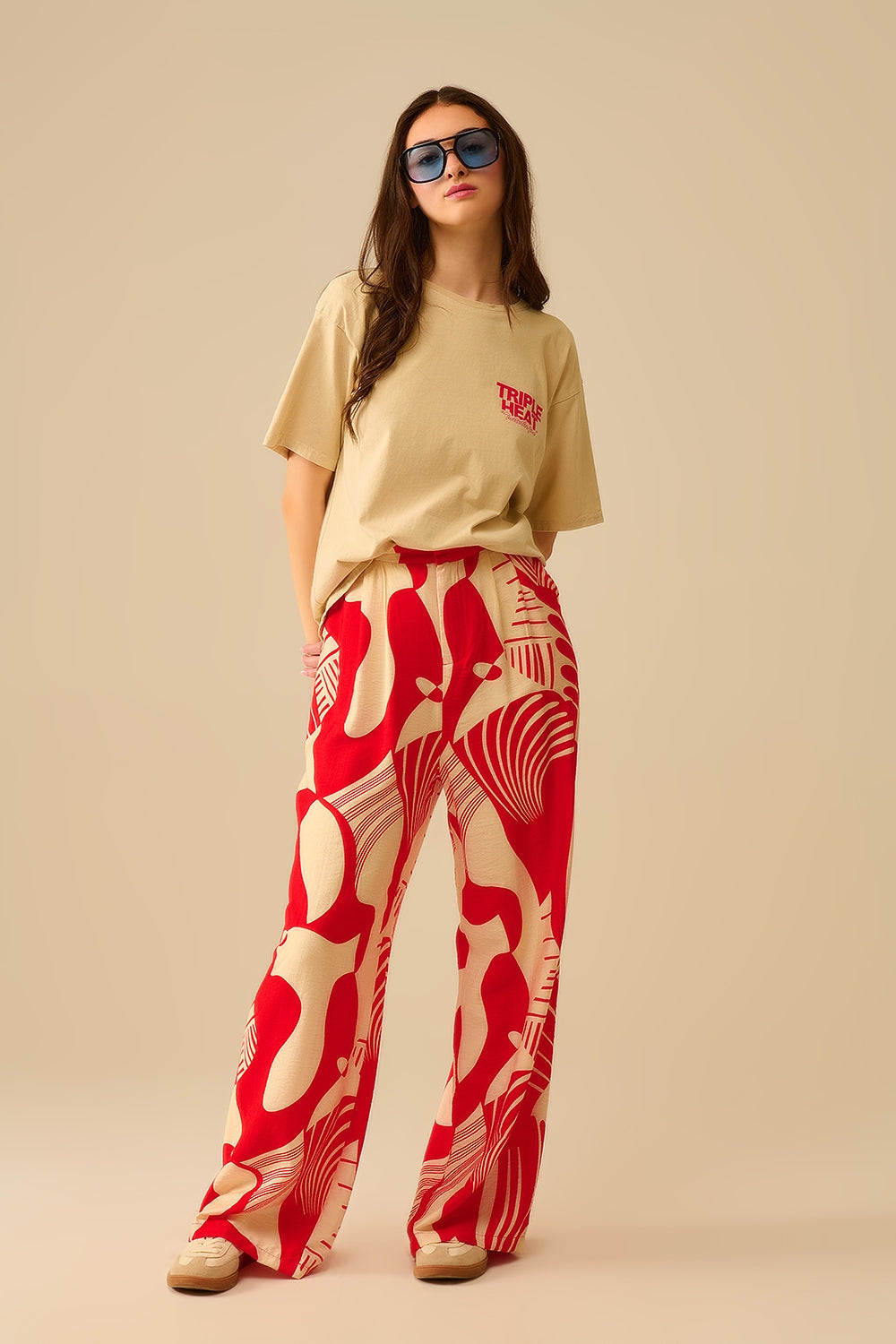Pantalón rojo de pata ancha con estampado abstracto Q2