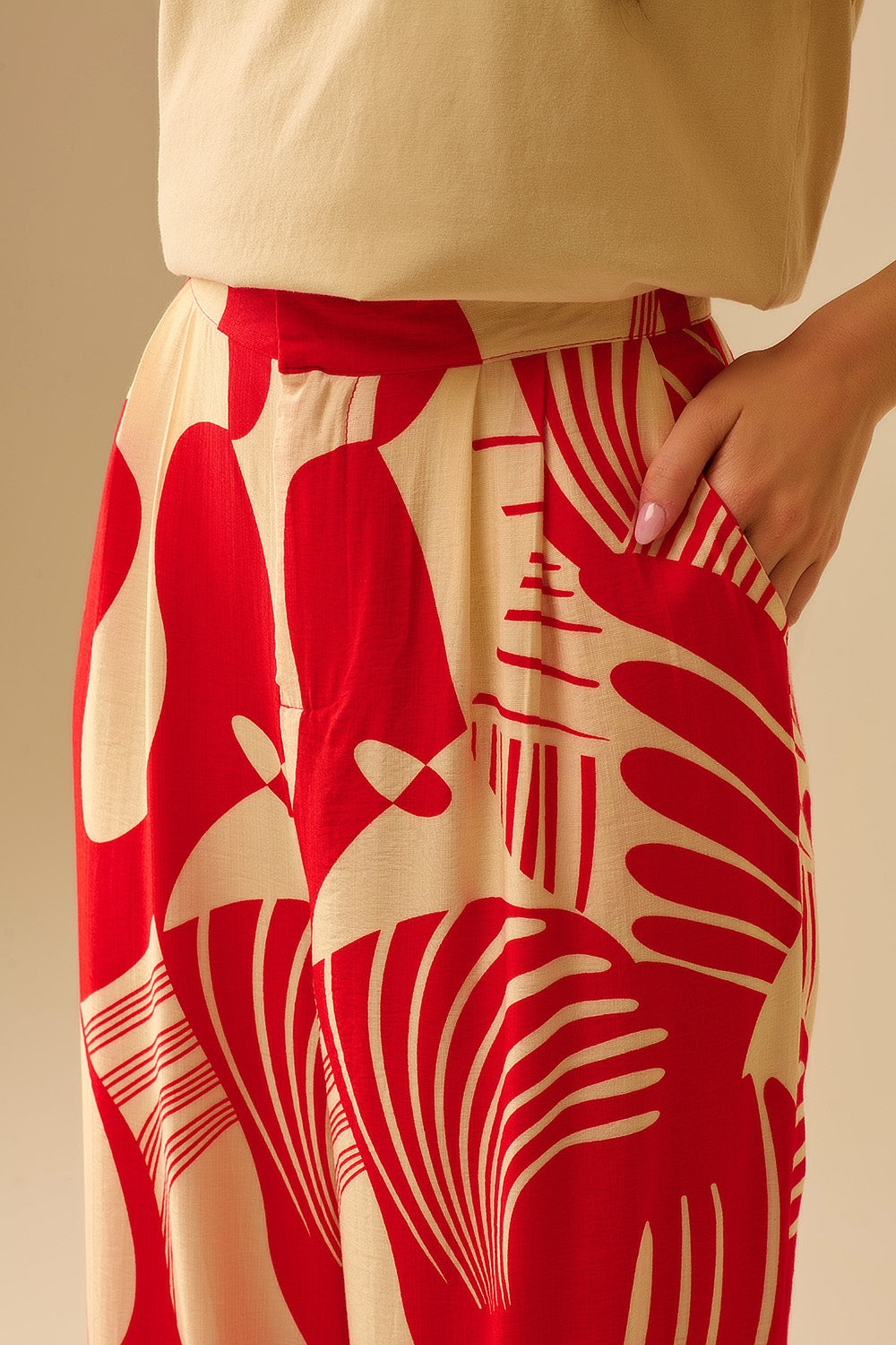 Pantalón rojo de pata ancha con estampado abstracto Q2