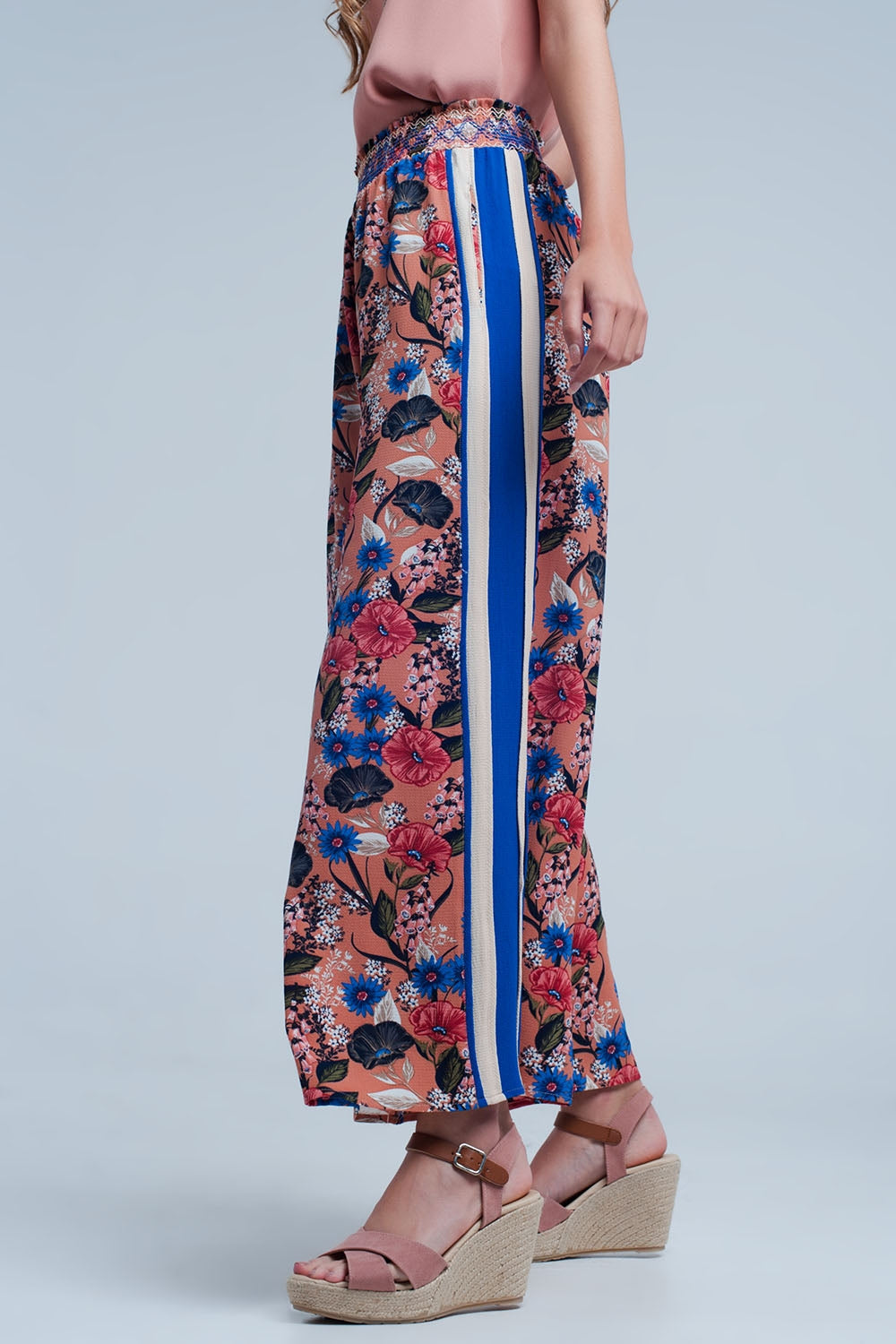 Pantalon rosa con flores y raya lateral Q2