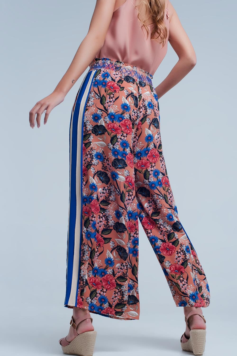 Pantalon rosa con flores y raya lateral Q2