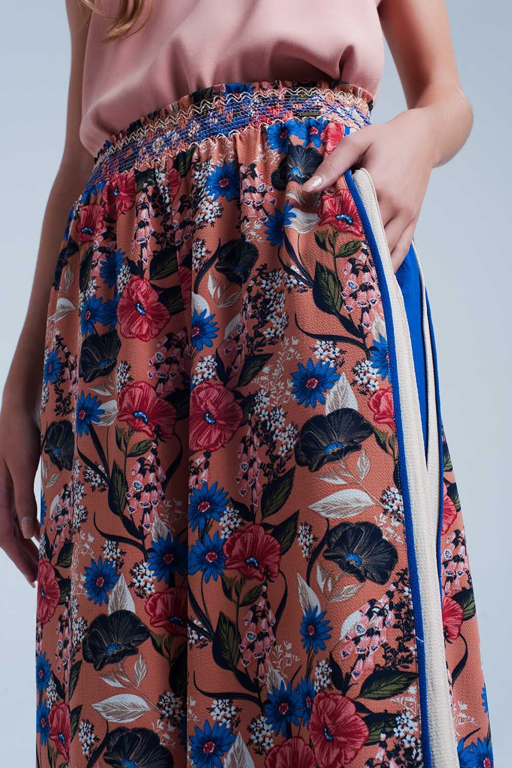 Pantalon rosa con flores y raya lateral Q2