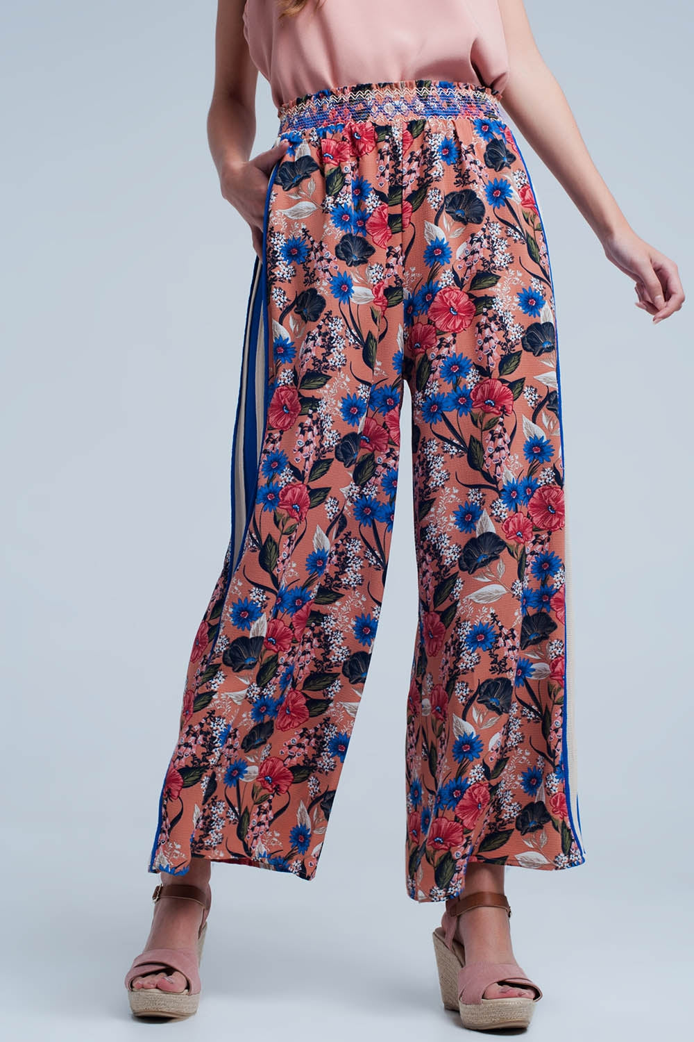 Pantalon rosa con flores y raya lateral Q2