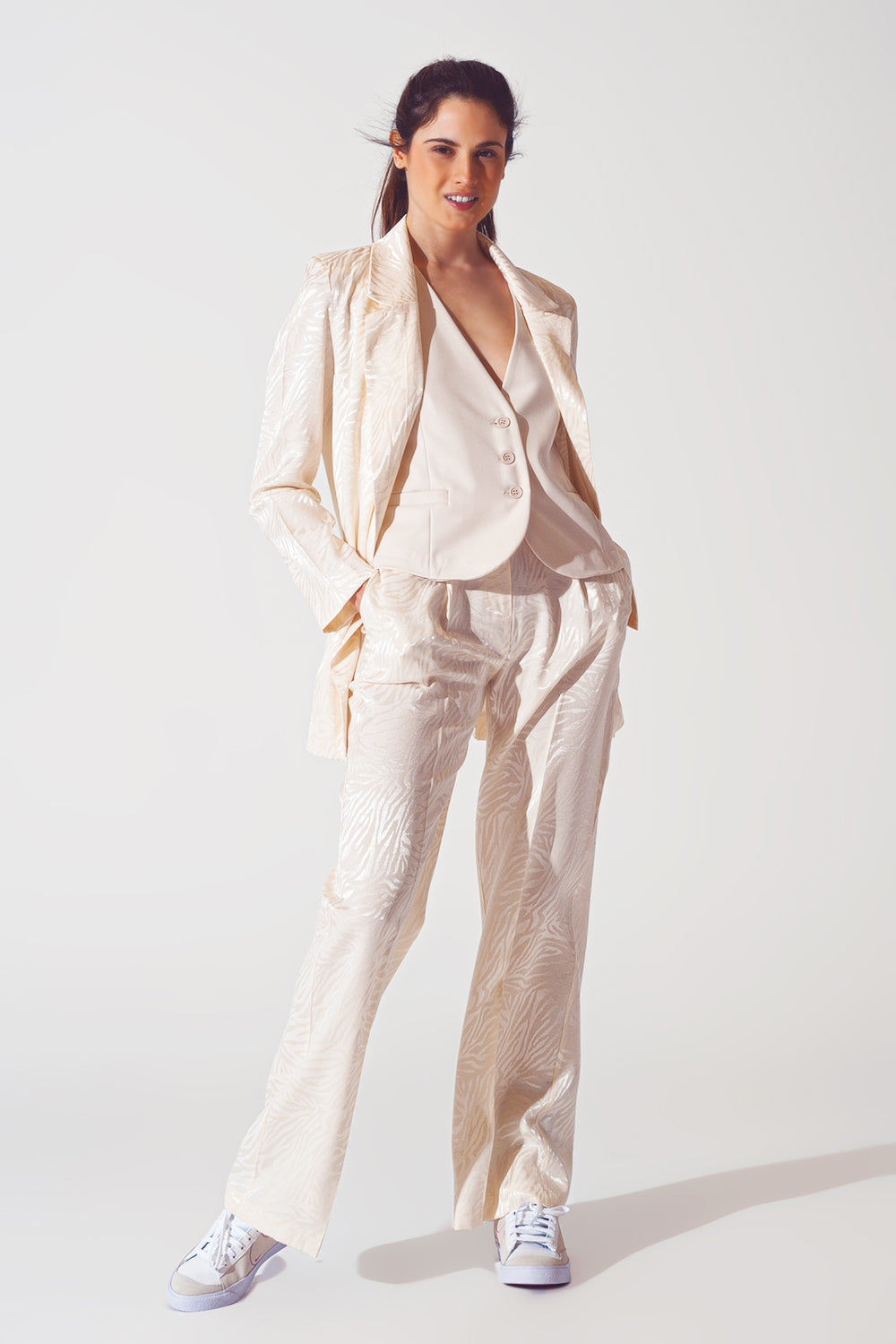 Pantalón suelto con estampado de cebra en blanco Q2