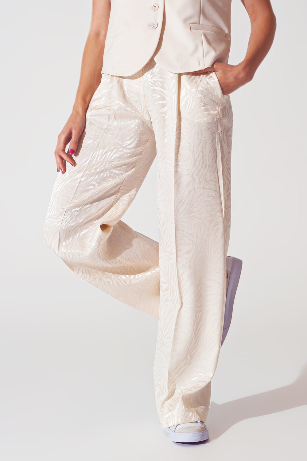 Pantalón suelto con estampado de cebra en blanco Q2