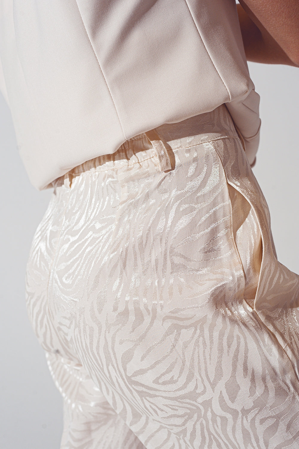 Pantalón suelto con estampado de cebra en blanco Q2