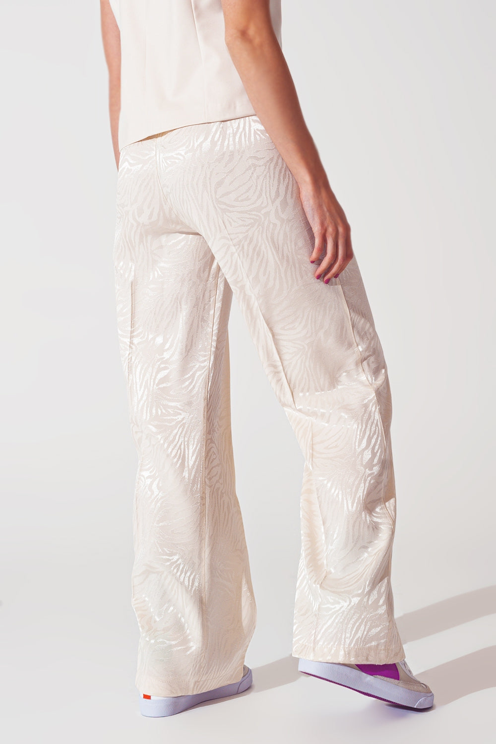 Pantalón suelto con estampado de cebra en blanco Q2