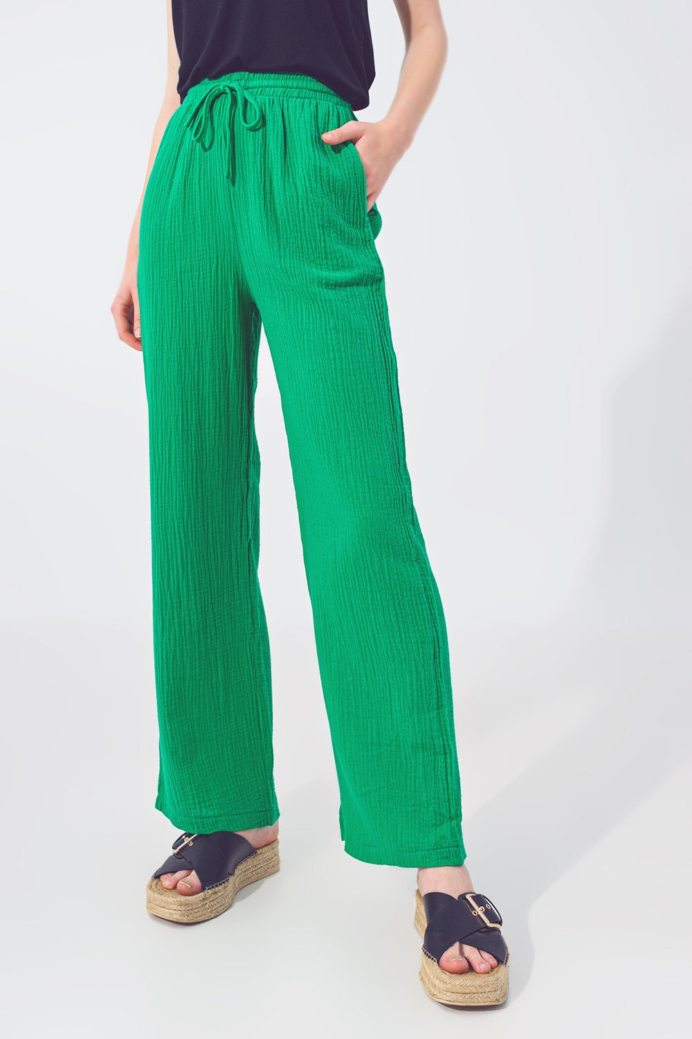 Q2 Pantalón Texturizado de Corte Holgado en Verde