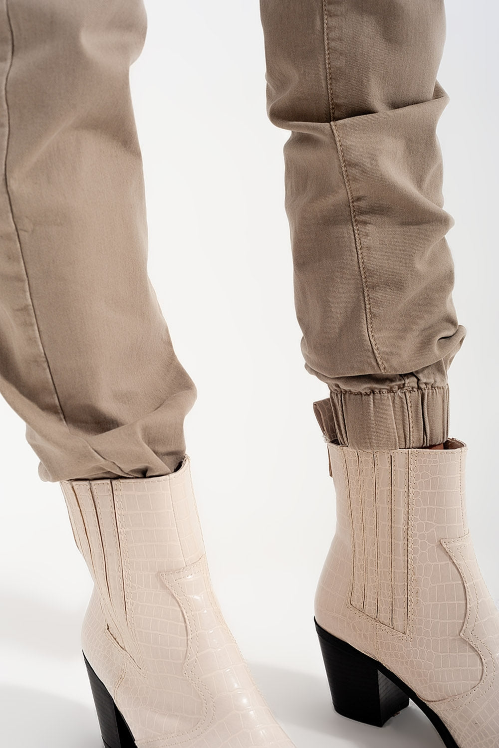 Pantalón utilitario con puños y cadena en beige Q2