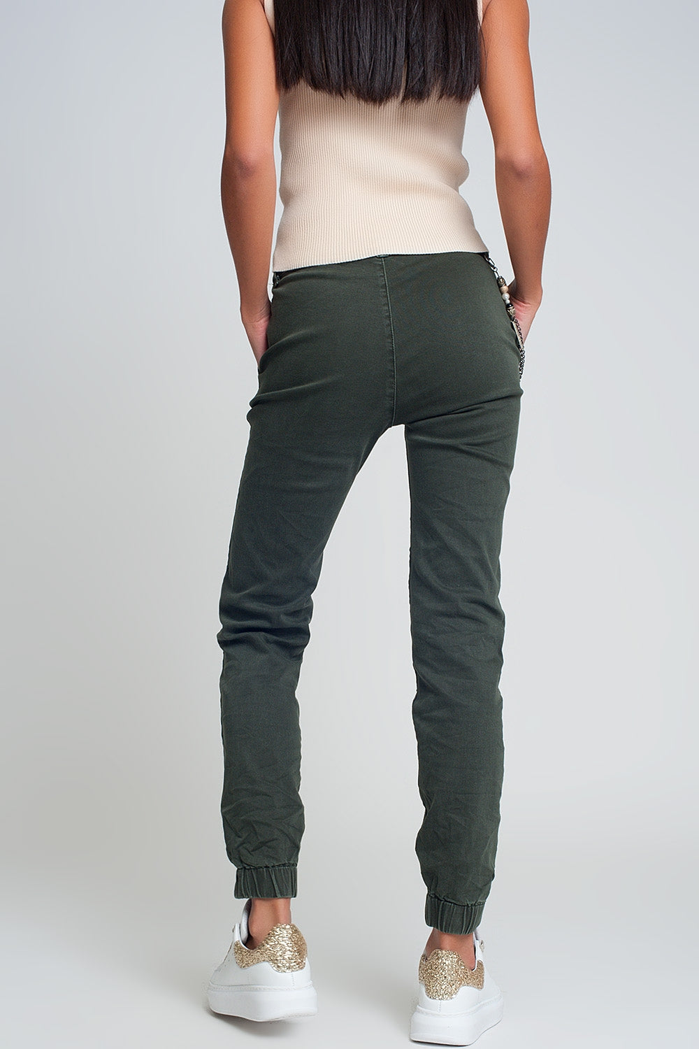 Pantalón utilitario con puños y cadena en caqui Q2
