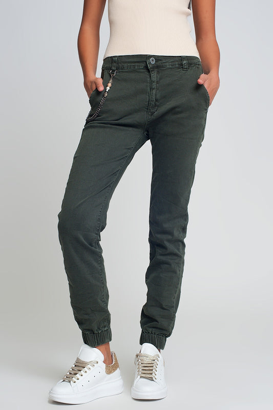 Q2 Pantalón utilitario con puños y cadena en caqui
