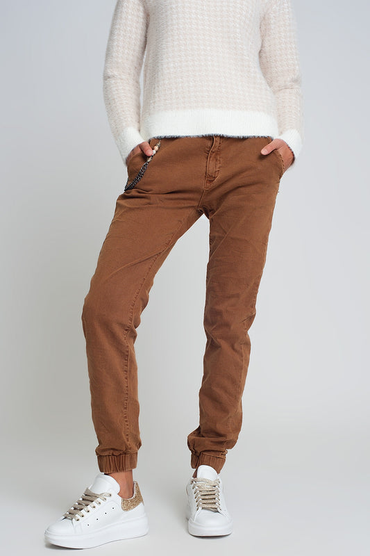 Q2 Pantalón utilitario con puños y cadena en marrón