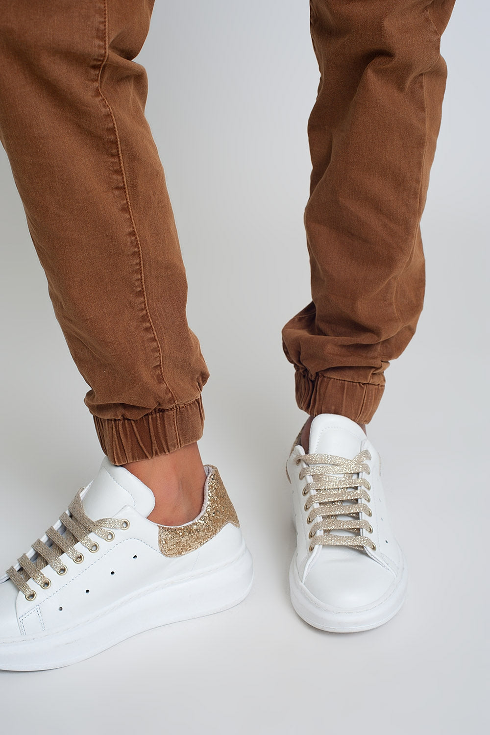 Pantalón utilitario con puños y cadena en marrón Q2
